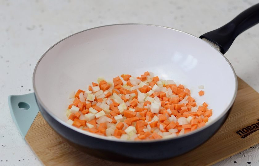 1. Этап. Жареная перловка: Овощи нарежьте на мелкие кубики, чеснок измельчите. Обжарьте с маслом на среднем огне примерно 10 минут. Посолите и поперчите.