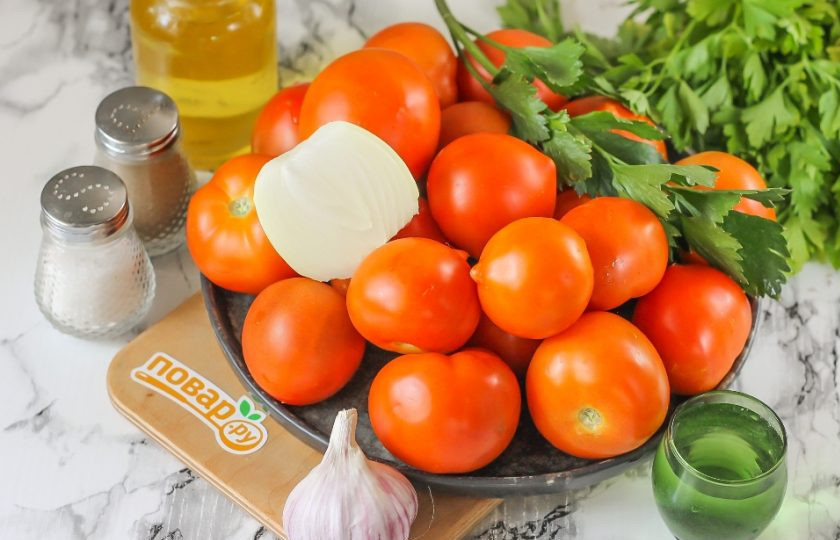 1. Этап. Помидоры Тещин язык на зиму: Подготовьте указанные ингредиенты. Если любите консервацию более горькую на вкус, то добавьте к продуктам 1 небольшой перец чили.