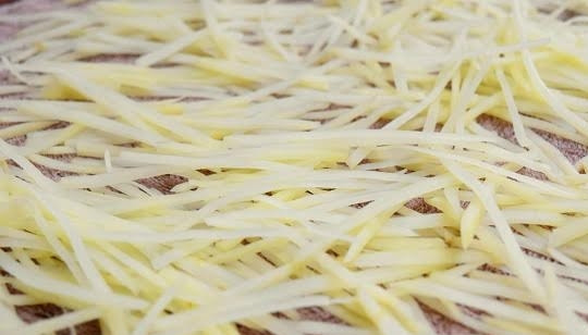 1. Этап. Картофель пай: 3. Перед жаркой обязательно выложите картофель на бумажное полотенце, чтобы убрать остатки влаги. В это же время разогрейте как следует растительное масло. Его количество зависит от емкости, в которой вы будете жарить картошку.