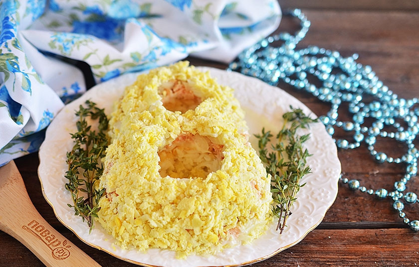 1. Этап. Салат Мимоза на 8 Марта: 8. Далее — немного майонеза и натертые яичные желтки. Убираем рюмки (стаканы) — и получается цифра 8. Приятного аппетита!