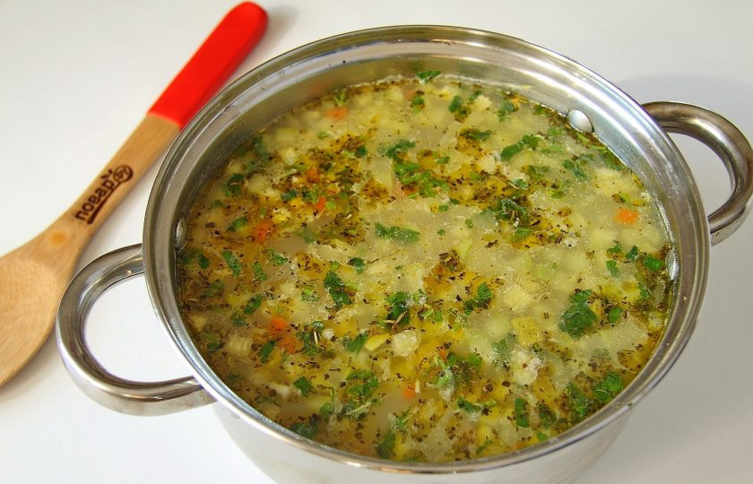 1. Этап. Суп с рисом и кабачком: В самом конце добавьте измельченный чеснок, прованские травы и зелень. Снимите кастрюлю с огня и дайте настояться под крышкой 10-15 минут. Суп с рисом и кабачком готов.