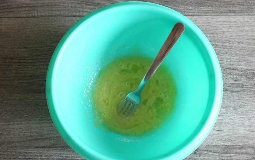 1. Этап. Дрожжевой пирог с яблоками и изюмом: В чаше взбейте вилкой яйцо и оставшийся сахар.