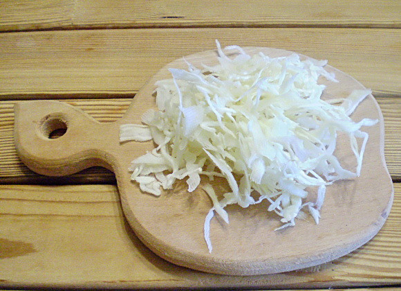 1. Этап. Салат из свеклы для похудения: 2. Капусту тонко нашинковать.