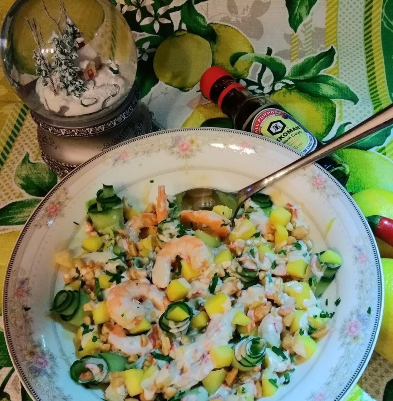 1. Stage. Shrimp salad: Now we assemble the salad in a large bowl. Shrimp, mango, cucumber, parsley-all mixed together. Decorate with spiral flowers of cucumber. Pour sauce over it. Sprinkle nuts on top. Let it stand for a while. We didn't have enough patience.