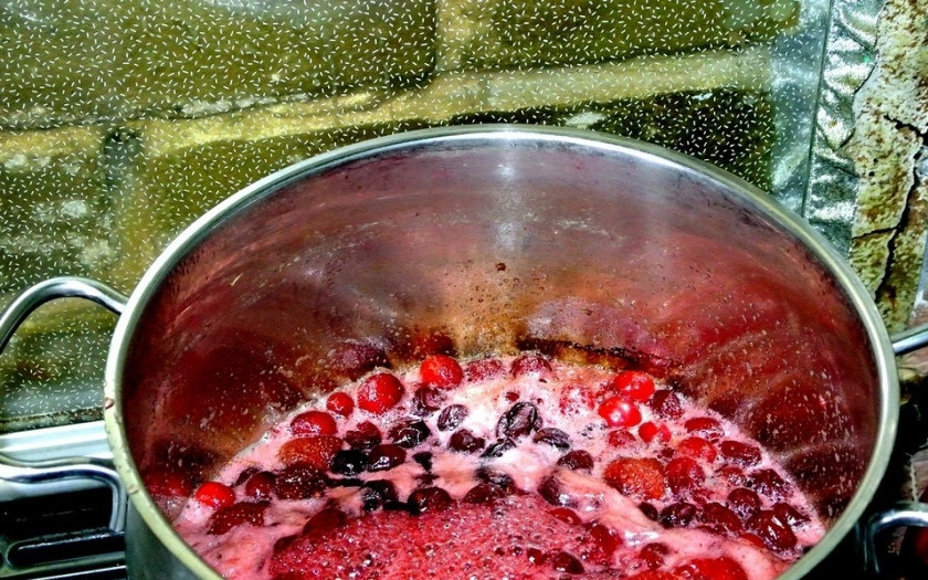 1. Этап. Варенье из замороженной клюквы: 2. Утром ставим на огонь, как раз выделится сок и жидкость. Доводим до кипения, варим на маленьком огне еще полчаса.