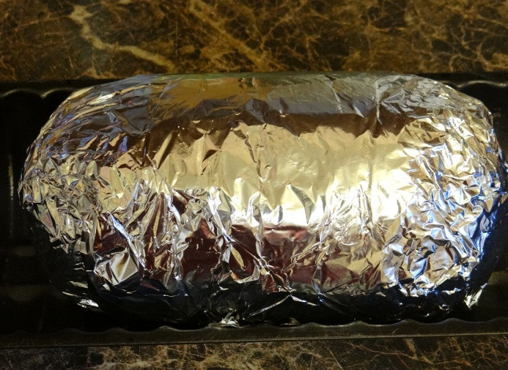 1. Этап. Рулет из свиной рульки: Заворачиваем рулет в несколько слоев фольги и выкладываем его в форму, запекаем рулет в духовке 1-1,5 часа при 200 градусах.