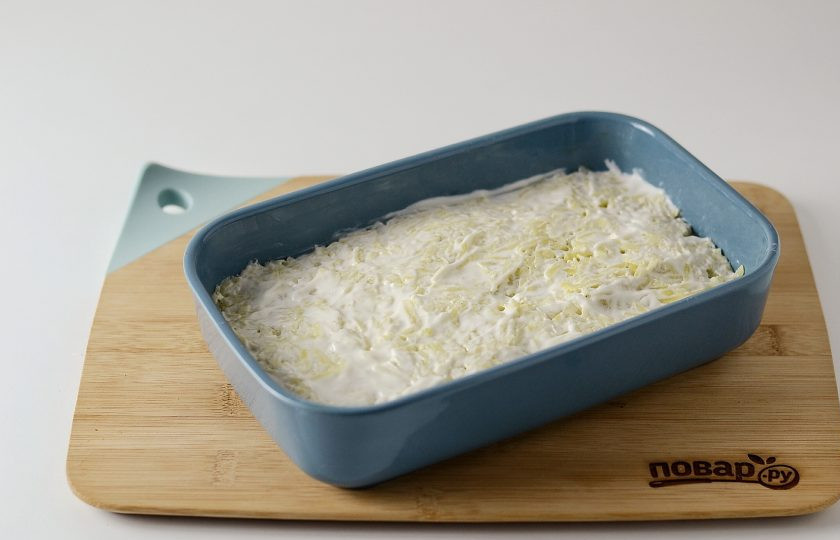 1. Этап. Запеканка с грибами: Смажьте верх майонезом. Выпекайте запеканку 45-50 минут в заранее разогретой духовке до 180 градусов.