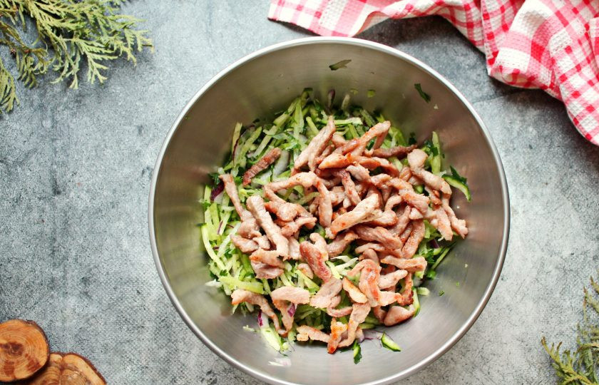 1. Этап. Салат из редьки с жареным мясом: Добавьте в салат обжаренное мясо.