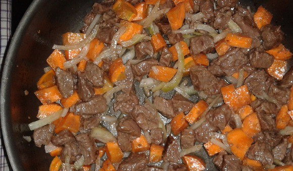 1. Этап. Лагман в микроволновке: 2. Морковь и лук измельчаем, микроволновку открываем, кусочки мяса переворачиваем, и выкладываем овощи. Продолжим готовку.