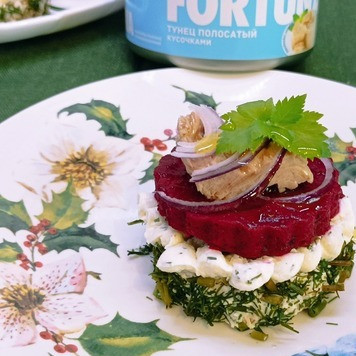 1. Этап. Закусочные бутерброды с тунцом: Сверху кружочки свекольного желе и кусочки тунца. Украсьте луком и зеленью.