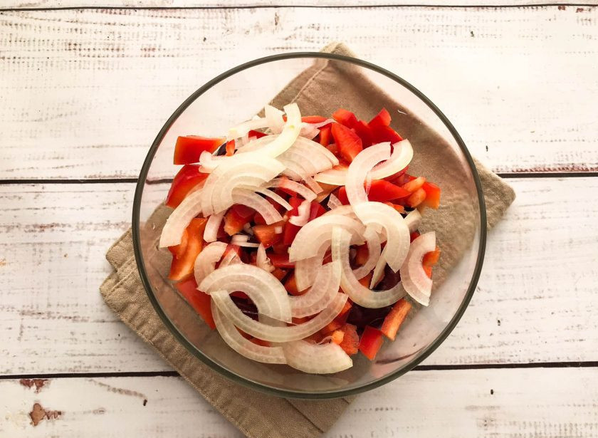 1. Этап. Салат Браво: Лук очистите от шелухи, нарежьте полукольцами и выложите в тарелку.