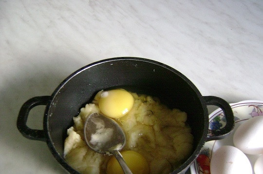 1. Этап. Поленница из заварного теста: 4. Добавьте щепотку соли. Готовое тесто отправьте в кондитерский мешок или полиэтиленовый пакет.