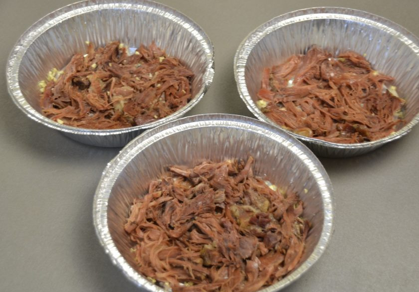 1. Этап. Холодец из говяжьих лыток: Разложите мясо в подготовленные формочки или тарелки.