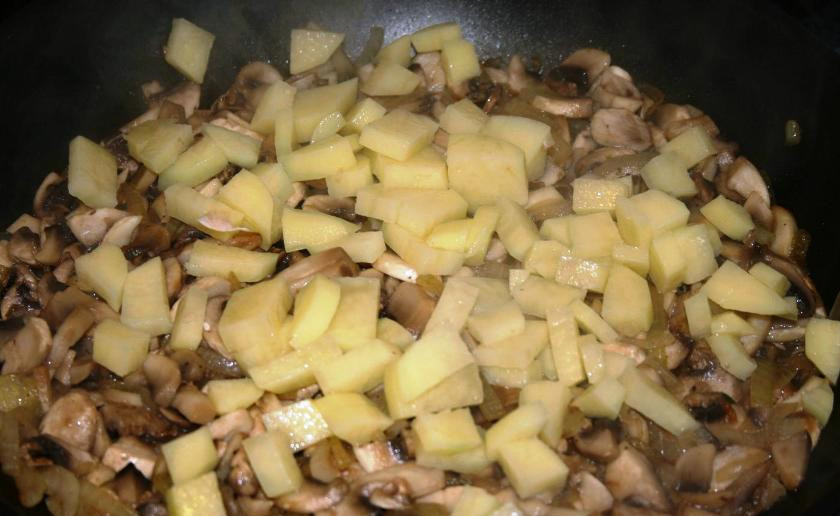 1. Этап. Творожное тесто без яиц: Обжарьте лук с грибами и картофелем в течение 15 минут на среднем огне. Посолите и поперчите по вкусу.