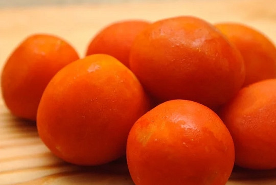 1. Этап. Свежие помидоры на зиму: 1. Подготовьте хорошо созревшие и неподпорченные помидоры.