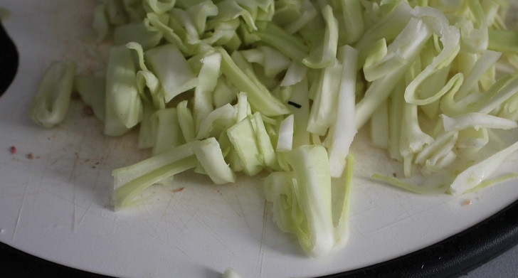 1. Этап. Борщ сибирский с мясом: 7. Пока все это тушится, нарежьте капусту и засыпьте ее в кастрюлю.