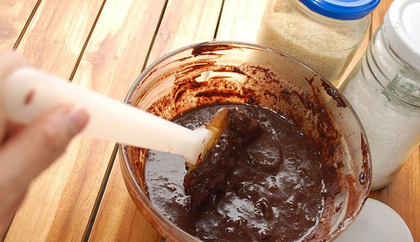 1. Этап. Домашний шоколад: 3. В горячую смесь, помешивая, постепенно введите молоко, сахар и соль (если используете). Сахар должен раствориться.