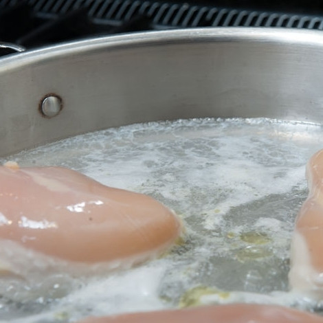 1. Этап. Салат из курицы с сельдереем: 1. Куриное филе выложите в сковороду, добавьте полстакана воды. Доведите до кипения, накройте, понизьте огонь до среднего и тушьте под крышкой в течение 20 минут до готовности филе. Иногда переворачивайте.