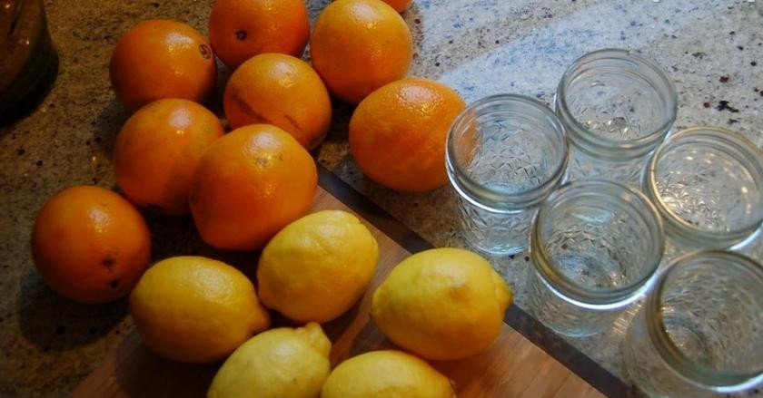1. Этап. Апельсиновый джем: Апельсины и лимоны хорошо помоем и просушим. Банки простерилизуем.