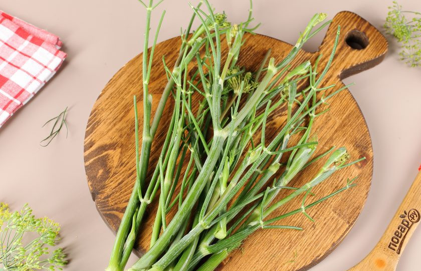 1. Этап. Заморозка укропа на зиму: Я стебли не буду использовать, но их можете не выбрасывать, а использовать в дальнейшем для консервирования или приготовления супов. Аромат у веточек даже более насыщенный.