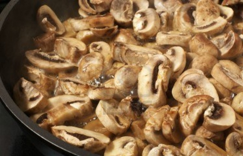 1. Этап. Шампиньоны в мультиварке: Грибы сложить в мультиварку. Выбрать режим 