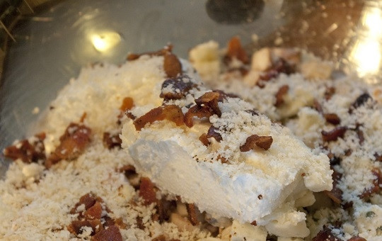 1. Этап. Шампиньоны, фаршированные беконом и сыром: 3. Для приготовления начинки соедините в глубокой мисочке измельченный бекон, обжаренный лук, сухари, крем-сыр и Горгондзолу. Все тщательно перемешайте.