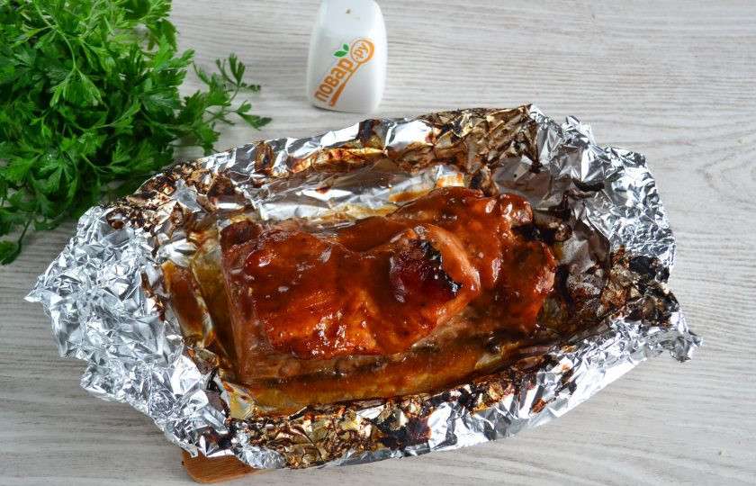 1. Этап. Маринад для ребрышек в духовке: Затем фольгу снимите, мясо еще раз смажьте соусом и снова запекайте при той же температуре еще 20-30 минут (до готовности мяса). За 10 минут до готовности смажьте мясо еще раз, чтобы получилась глянцевая красивая корочка.