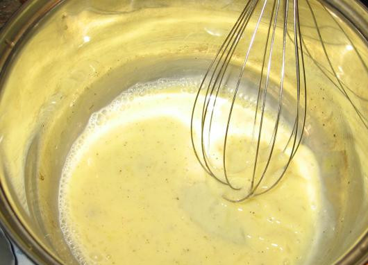1. Этап. Соус для рыбы на пару: Начинаем взбивать нашу массу венчиком.