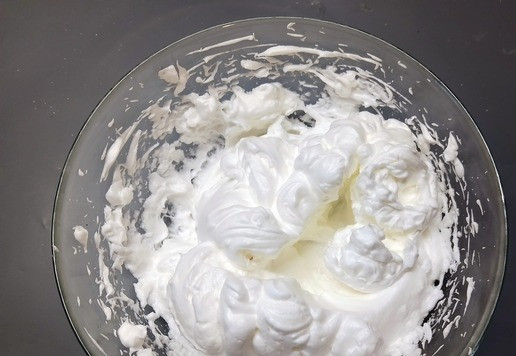 1. Этап. Суфле с творожным сыром: Белки взбить с 20 грамм саахара до плотных пиков.