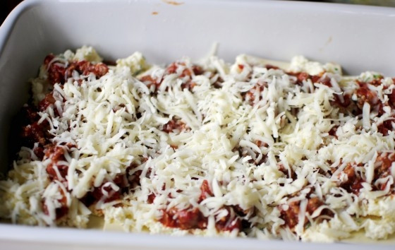 1. Этап. Лазанья Барилла: 14. Присыпьте щедро тертой моцареллой.