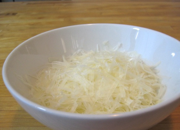 1. Этап. Белый соус для пиццы: 11. Последний штрих, без которого сложно представить белый соус для пиццы в домашних условиях, - это пармезан.