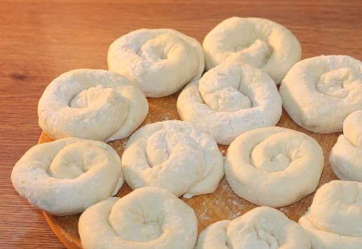 1. Этап. Творожное печенье с виноградом кишмиш: 12. С остальными шариками теста поступаем так же.