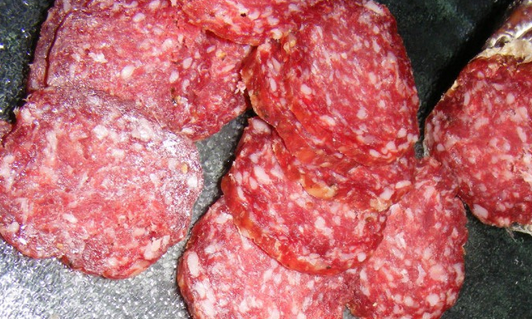 1. Этап. Eлочка из сыра и колбасы: Салями режем кружочками.