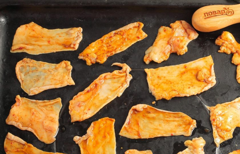 1. Этап. Чипсы из куриной кожи в духовке: После чего нарежьте кожу порционными кусочками, но не мелкими, так как она еще свернется при высушивании. Разложите их на противне. Смазывать его не нужно, так как кожа выделит много жира.