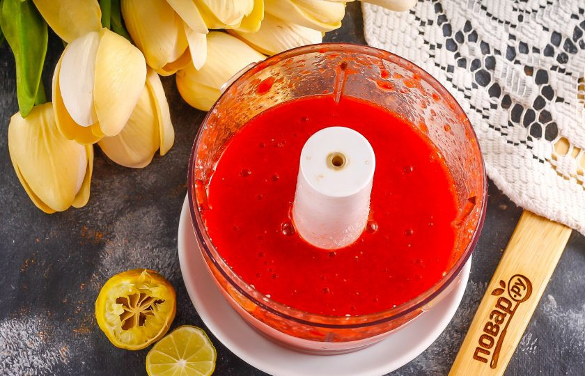 1. Этап. Ксу ксу из клубники: Еще раз все отпюрируйте в течение 3-4 минут, чтобы сахар растворился.