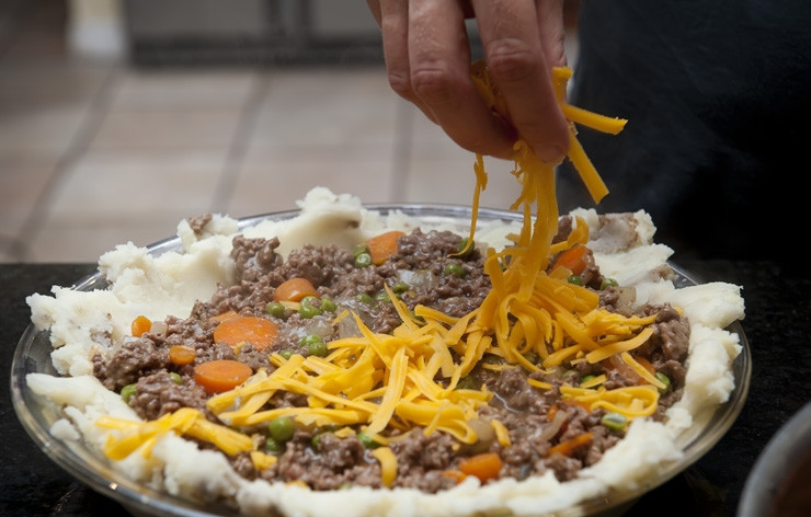 1. Этап. Пастуший пирог: Все хорошенько посыпаем сыром и ставим в духовку при 280 градусах. Держим в духовке до тех пор, пока сыр не расплавится.