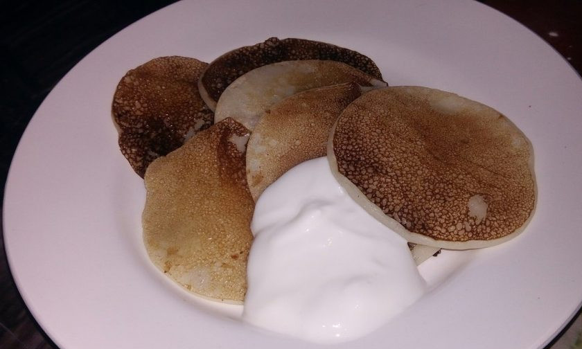 1. Этап. Панкейки на кислом молоке с добавлением растительного масла: 6. Подавайте их со сметаной, джемом, сгущенкой или любой добавкой.