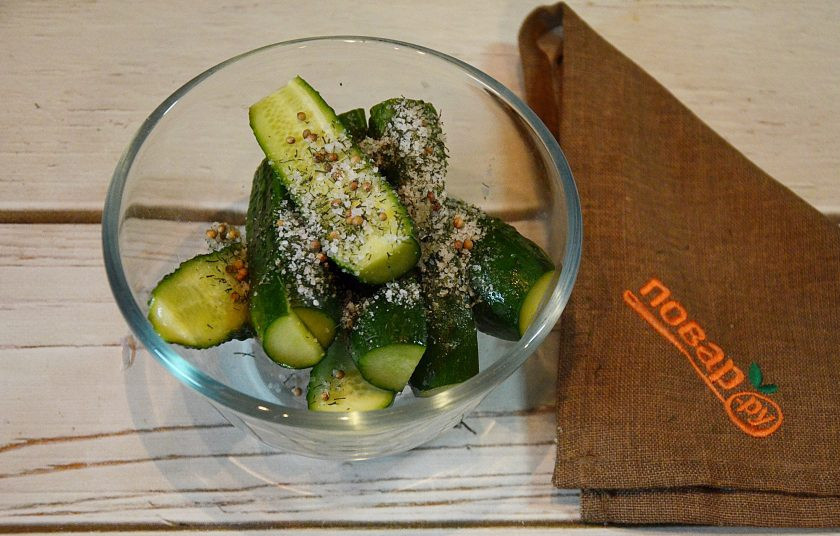 1. Этап. Малосольные огурчики без рассола: 3. Пересыпьте огурчики смесью соли со специями.