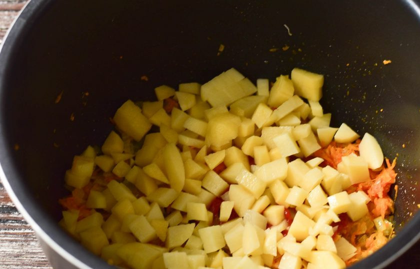 1. Этап. Щи с фрикадельками в мультиварке: Затем выложите нарезанный кубиками картофель.