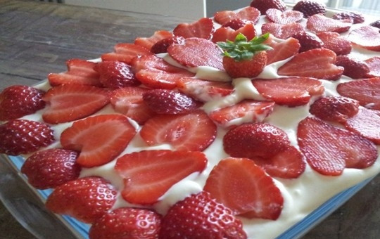 1. Этап. Летний тирамису с клубникой: 9. Украсьте поверхность десерта клубникой по своему вкусу и поставьте тирамису в холодильник минимум на 3 часа перед подачей на стол. Приятного аппетита!