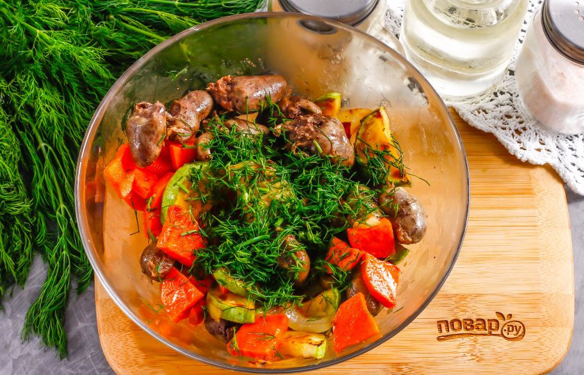 1. Этап. Теплый салат с куриными сердечками: Выложите все поджаренные ингредиенты в глубокую емкость. Промойте укроп и измельчите его, присолите салат, добавьте измельченную зелень и перемешайте.