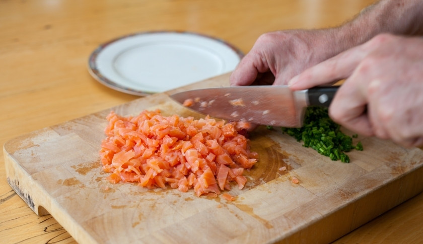 1. Этап. Равиоли с лососем: Так же мелко измельчите копчёный лосось.