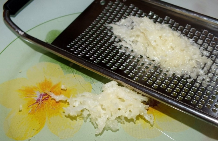 1. Этап. Крылышки в минералке на луковой подушке: Чеснок почистите и измельчите на тёрке или при помощи чеснокодавки.