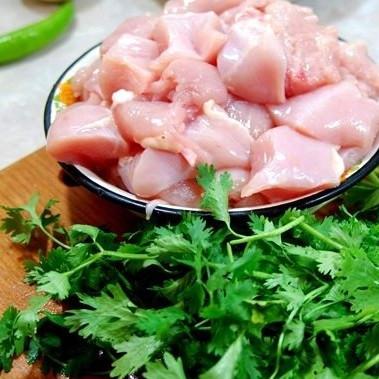 1. Этап. Зеленое карри из курицы с ананасами: Нарезаем куриное мясо небольшими кубиками (примерно 2 см стороной).