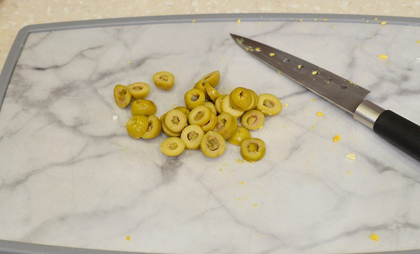 1. Этап. Салат с яйцом и яблоком: 3. Оливки нарежьте колечками.