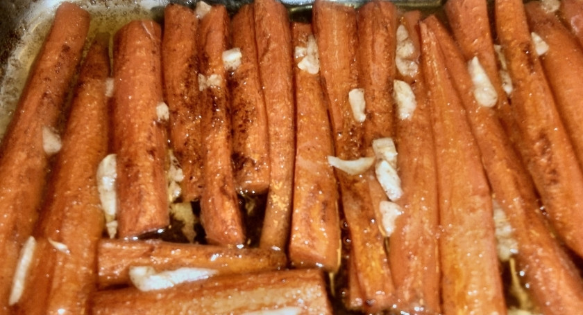 1. Этап. Морковь в фольге: Рецепт приготовления моркови в фольге подошел к концу, а значит самое время подавать ее к столу. Она прекрасно сочетается с мясом или рыбой, а подавать ее можно не только горячей, но и остывшей.