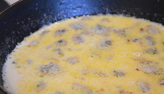 1. Этап. Сырно-грибной соус: Вливаем на сковороду сливки.