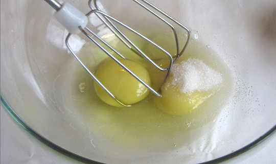 1. Этап. Пирог на маргарине с вареньем: 2. Яйца вбить в отдельную мисочку и всыпать к ним сахар. Взбить массу до бела.