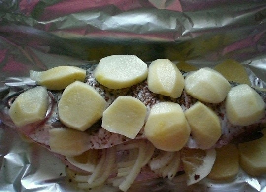 1. Этап. Плотва в духовке: Посолите, поперчите рыбу и посыпьте сушёной зеленью. Сверху выложите оставшийся картофель.