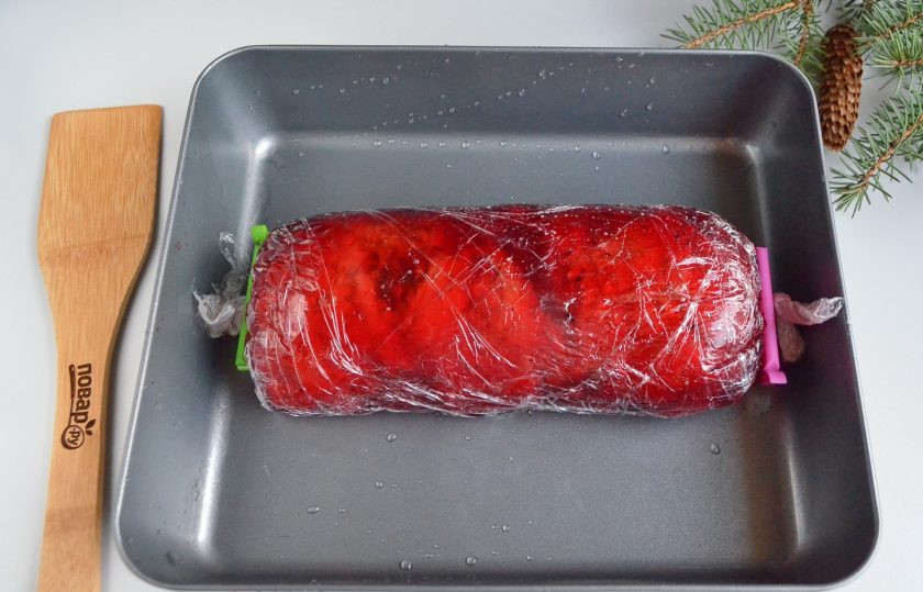 1. Этап. Куриный рулет в гранатовом желе: Накройте рулет пленкой с желе, плотно зафиксируйте края. Уберите в холодильник на пару часов.